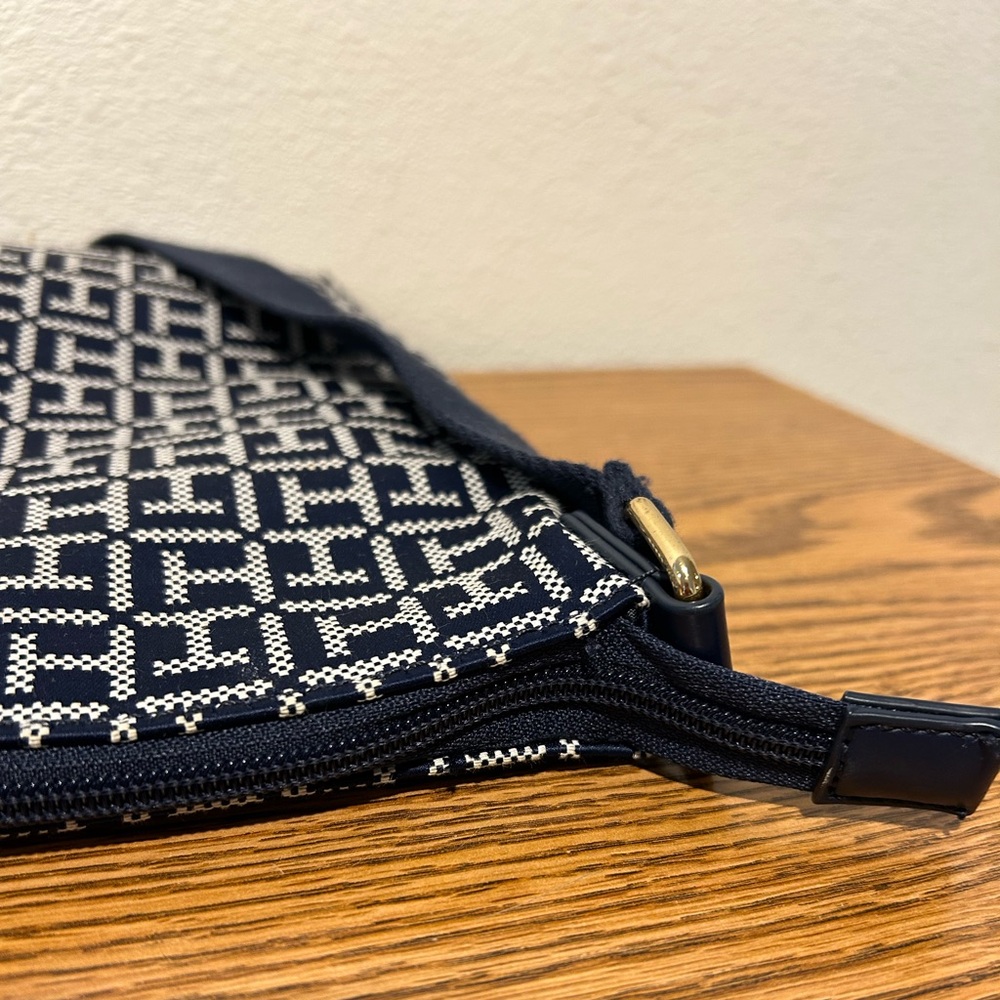 Tommy Hilfiger Crossbody Purse - Picture 11 of 12